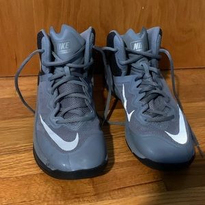 Grey/silver women’s basketball shoes
